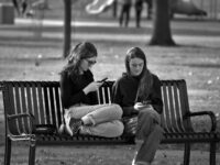 Mujeres preocupadas en el banco del parque