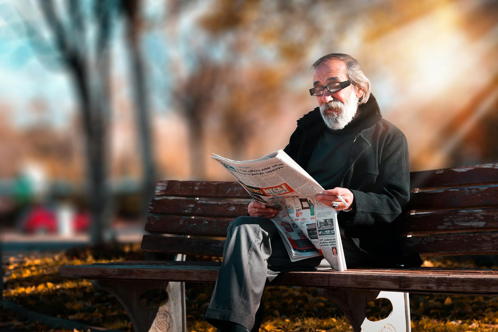 Fotografía de un hombre leyendo el periódico