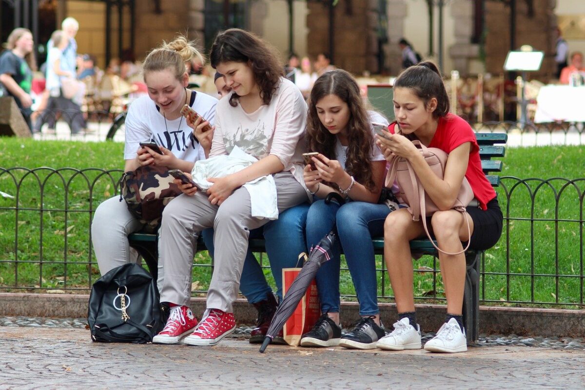 Adicción a internet: estudiantes que pasan más horas en internet están menos motivados