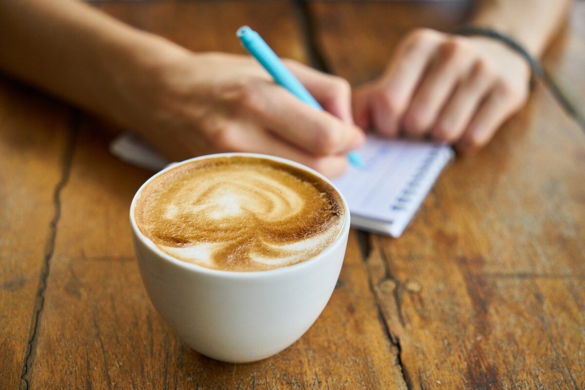 El efecto de la cafeína en la resolución de problemas y la creatividad