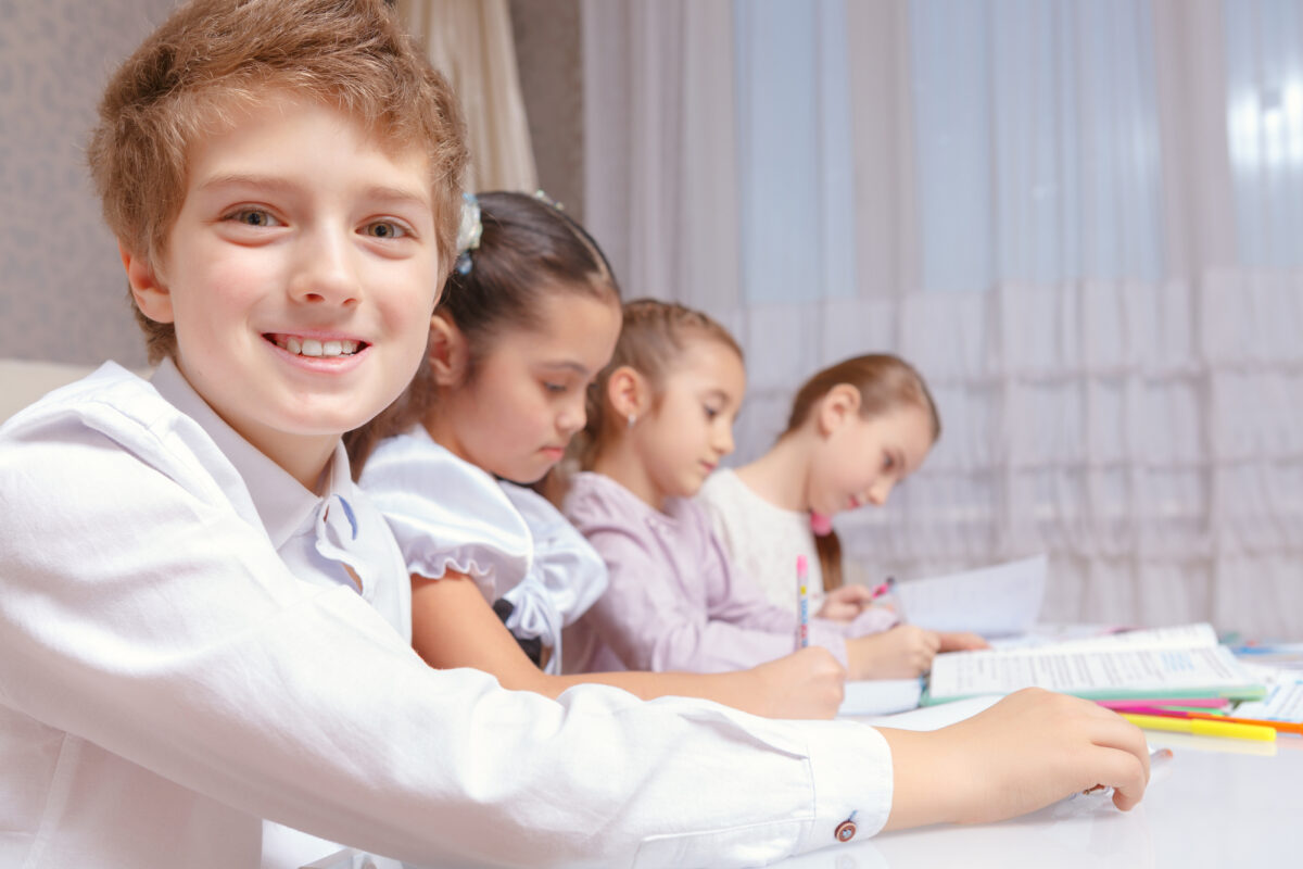 ¿Cómo influye el bienestar en el rendimiento académico de los adolescentes?