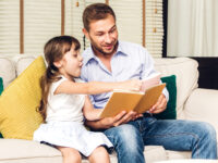 Cómo los padres potencian el éxito escolar de sus hijos a través del juego y la lectura