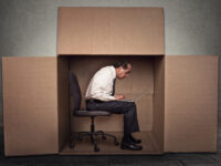 Pensar fuera de la caja: una nueva perspectiva al pensamiento creativo individual.
