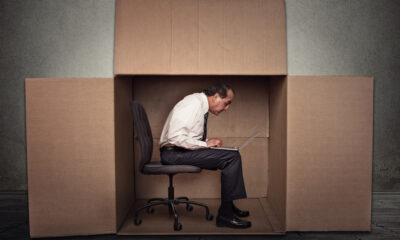 Pensar fuera de la caja: una nueva perspectiva al pensamiento creativo individual.