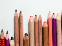 Primer plano de lápices de colores surtidos dispuestos de forma desordenada.