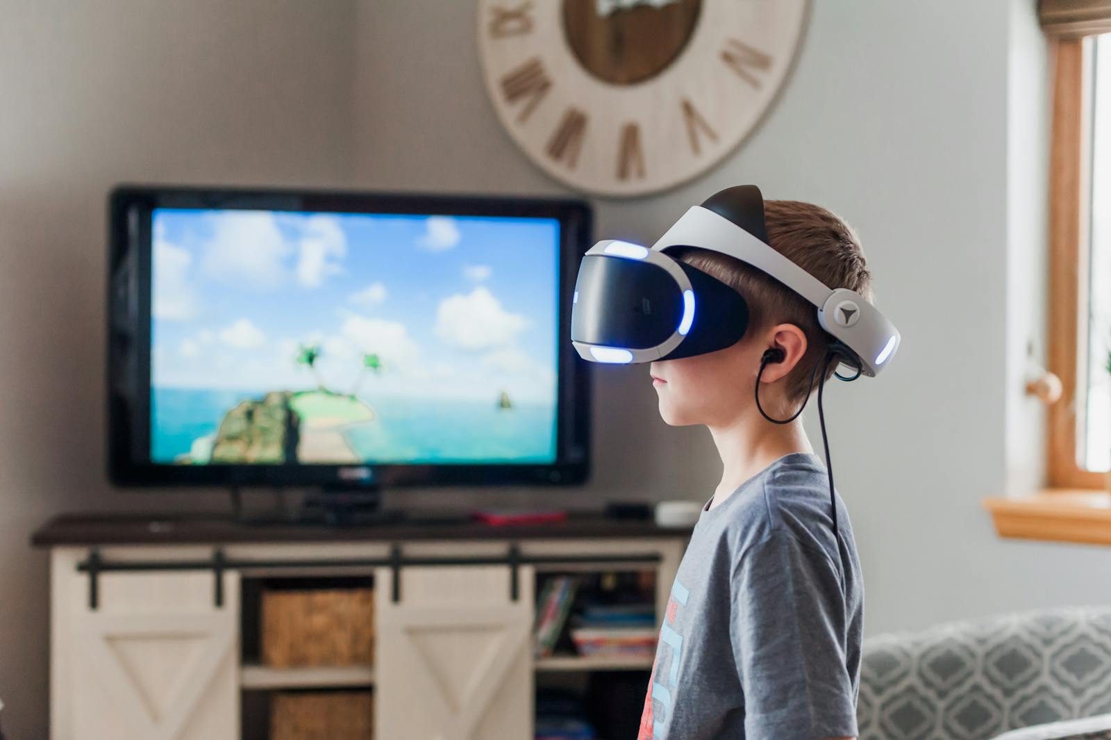 Niño con gafas de realidad virtual en blanco y negro