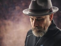 Foto de hombre con sombrero fedora marrón