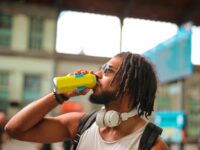 Hombre bebiendo de una bebida energética