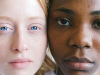 Primer plano de mujeres mirando a la cámara