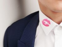 beso marca, collar, hombre