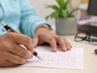 papel de examen, responder, mano