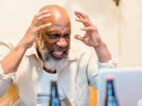 Un hombre adulto expresando frustración.