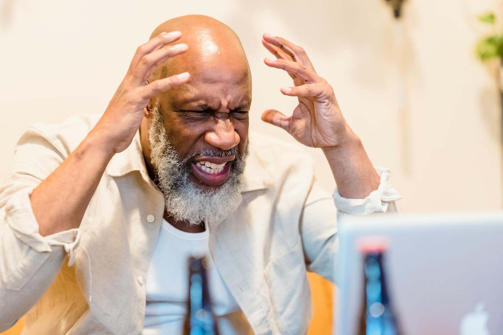 Un hombre adulto expresando frustración.