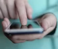Cómo el miedo al abandono alimenta la adicción a los videos cortos