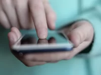 Cómo el miedo al abandono alimenta la adicción a los videos cortos
