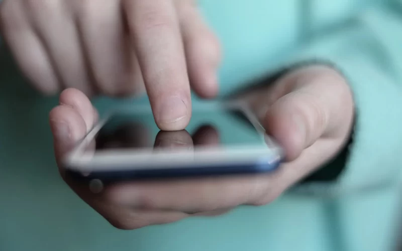 Cómo el miedo al abandono alimenta la adicción a los videos cortos