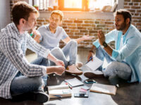 Grupo de amigos conversando.