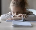 Cómo los síntomas depresivos refuerzan la incapacidad de concentrarse en adolescentes