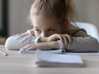 Cómo los síntomas depresivos refuerzan la incapacidad de concentrarse en adolescentes
