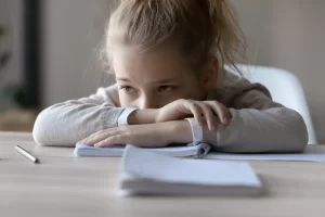Cómo los síntomas depresivos refuerzan la incapacidad de concentrarse en adolescentes