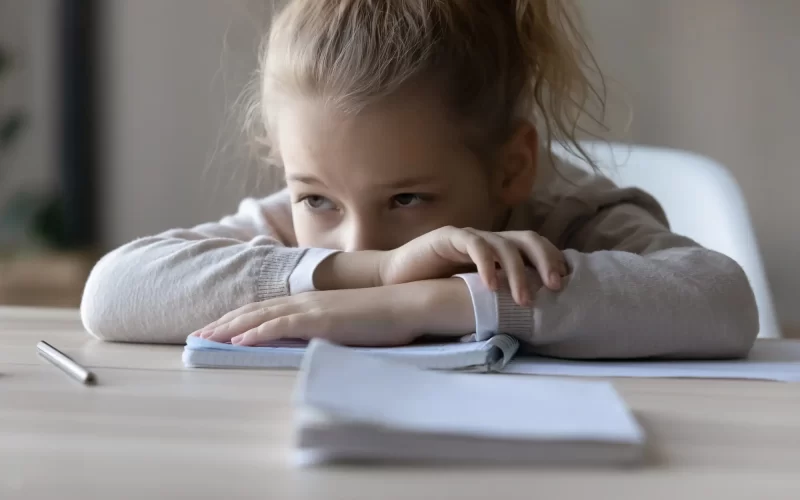 Cómo los síntomas depresivos refuerzan la incapacidad de concentrarse en adolescentes