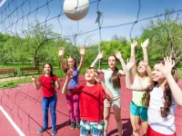 Más juego activo y menos uso de móviles pueden proteger la salud mental en adolescentes