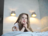 ¿Cómo la adversidad familiar impulsa el desarrollo moral infantil?