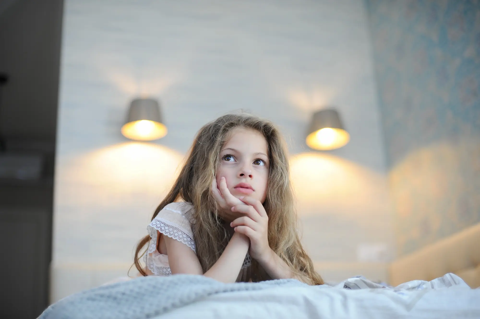¿Cómo la adversidad familiar impulsa el desarrollo moral infantil?