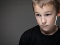 Las adversidades en la infancia atenúan la alegría y exacerban las fluctuaciones emocionales diarias