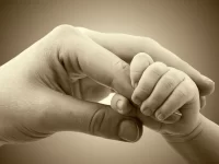 El afecto parental en la infancia prevalece a la adversidad material en la adultez