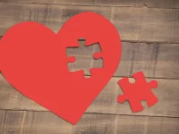 Amar desde el miedo: el ciclo de la dependencia emocional