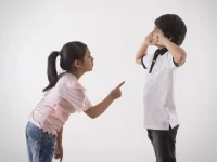 ¿Por qué los amigos íntimos controlan tus emociones mientras los populares dictan tu imagen?