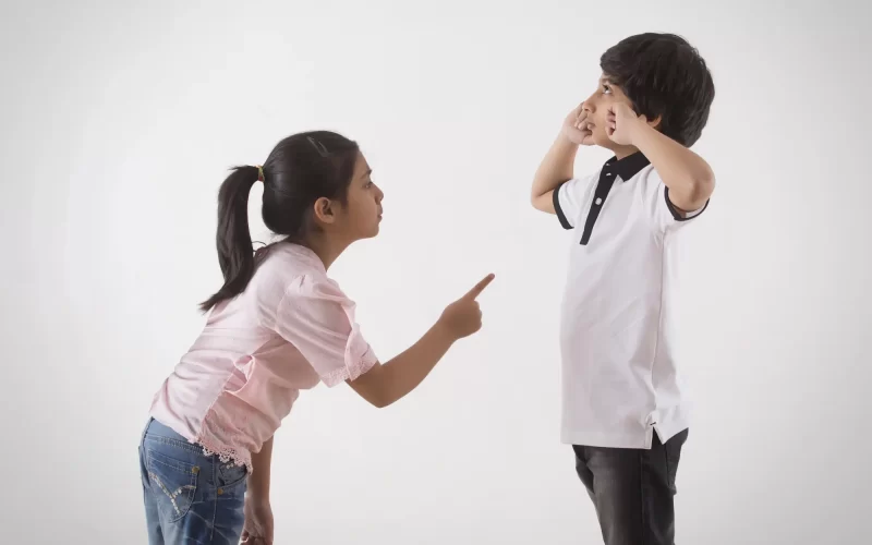 ¿Por qué los amigos íntimos controlan tus emociones mientras los populares dictan tu imagen?