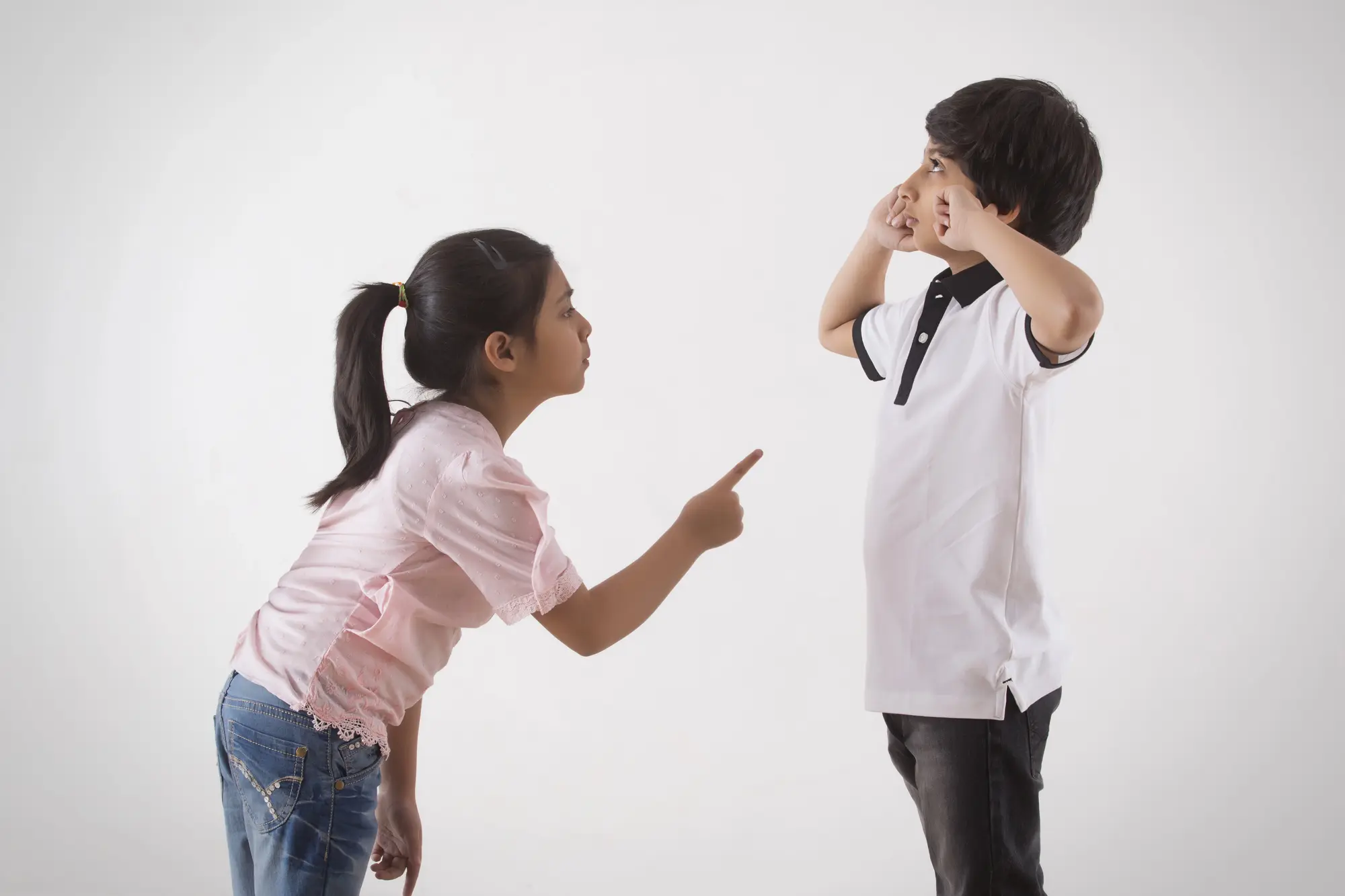 ¿Por qué los amigos íntimos controlan tus emociones mientras los populares dictan tu imagen?