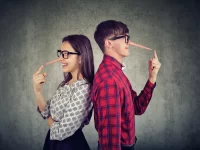 ¿Por qué tendemos a creer más las mentiras de los amigos según la neurociencia?