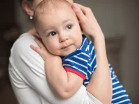 ¿Es la sensibilidad materna clave para el apego infantil en todas las culturas?