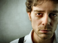 Hombre con rostro triste