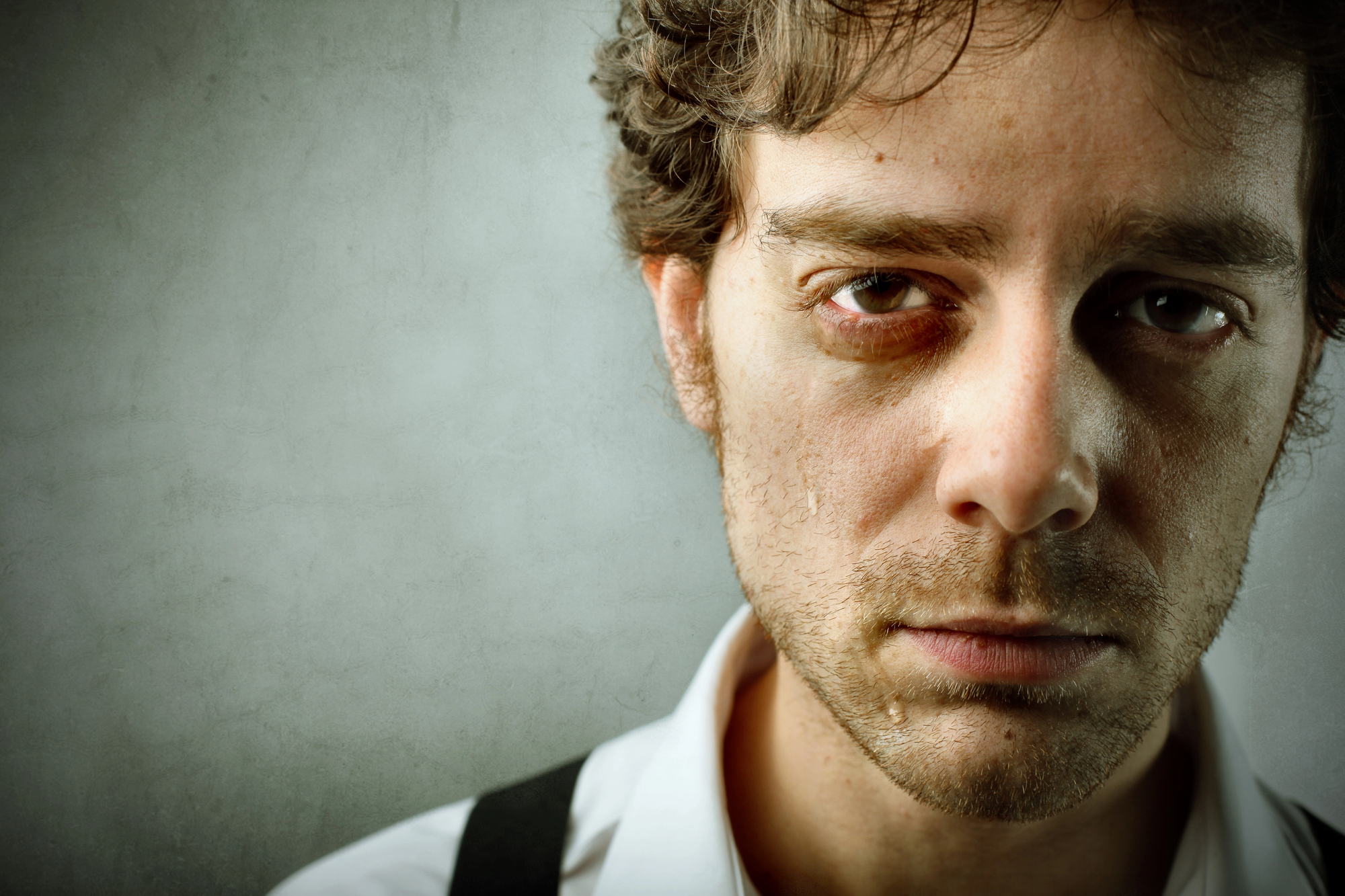 Hombre con rostro triste