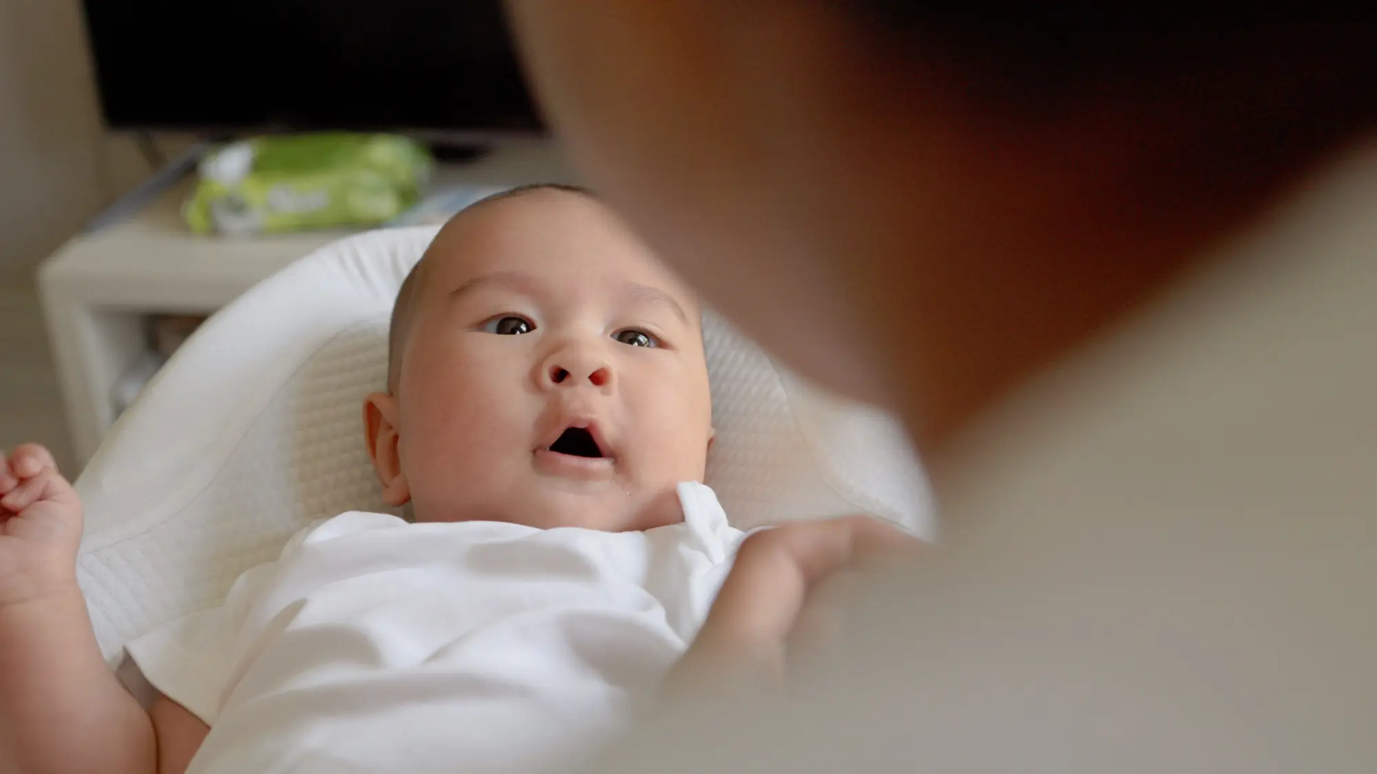 ¿Cómo el autocontrol moldea el aprendizaje del lenguaje en niños pequeños?