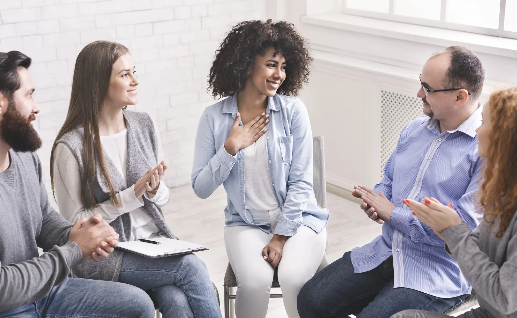 Ayuda profesional para adicciones: intervención clínica y prevención de recaídas