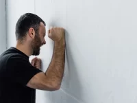 ¿Por qué la baja inteligencia podría dificultar el manejo de la agresividad?