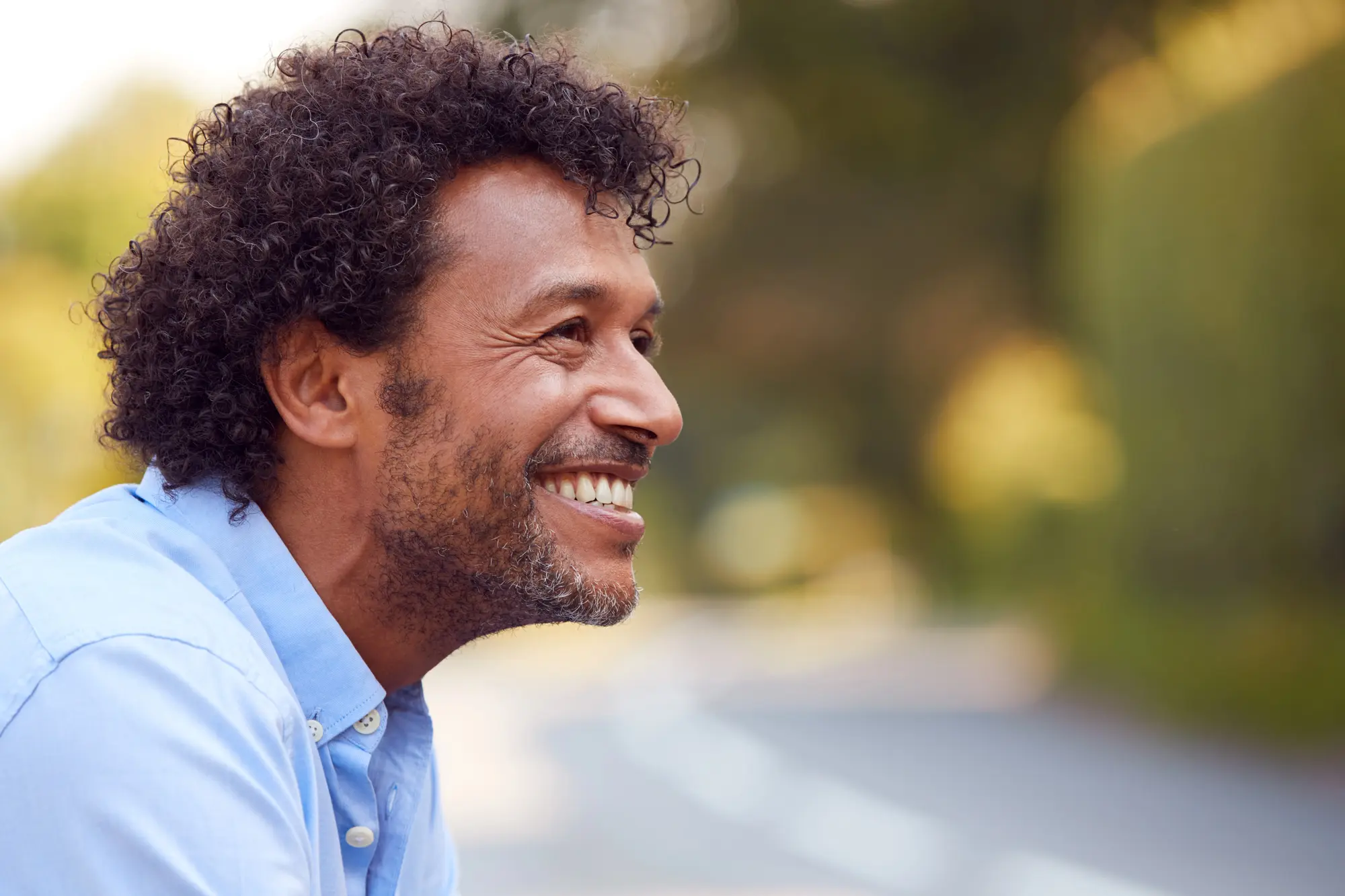 ¿Por qué confiamos más en quienes crecieron con menos recursos?