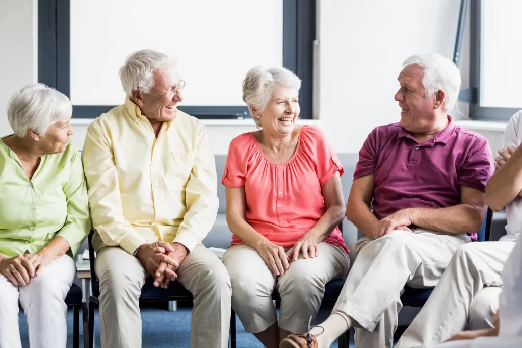 ¿Cómo las conversaciones cotidianas pueden fortalecer la salud mental en adultos mayores?