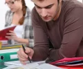 Por qué hacer preguntas complejas mejora tus proyectos creativos pero hunde tus notas en los exámenes de opción múltiple