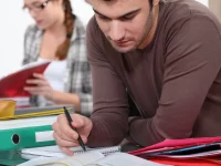 Por qué hacer preguntas complejas mejora tus proyectos creativos pero hunde tus notas en los exámenes de opción múltiple
