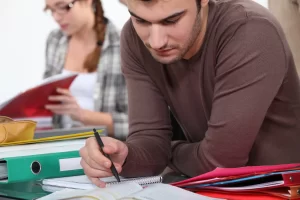 Por qué hacer preguntas complejas mejora tus proyectos creativos pero hunde tus notas en los exámenes de opción múltiple