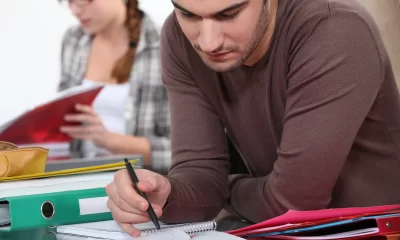 Por qué hacer preguntas complejas mejora tus proyectos creativos pero hunde tus notas en los exámenes de opción múltiple