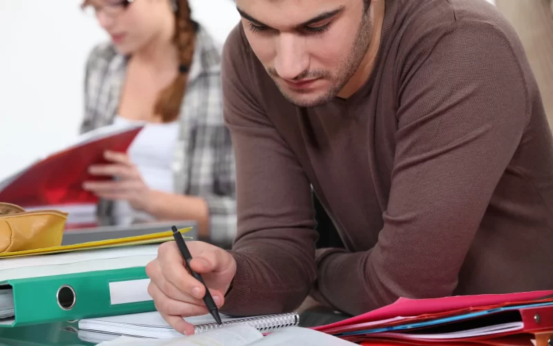 Por qué hacer preguntas complejas mejora tus proyectos creativos pero hunde tus notas en los exámenes de opción múltiple