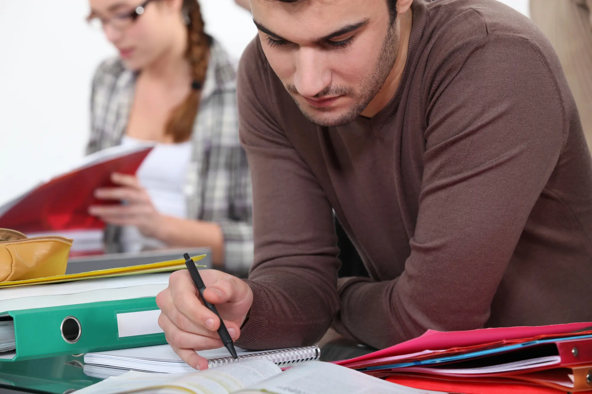 Por qué hacer preguntas complejas mejora tus proyectos creativos pero hunde tus notas en los exámenes de opción múltiple