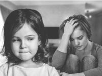 Madre e hija con expresión triste